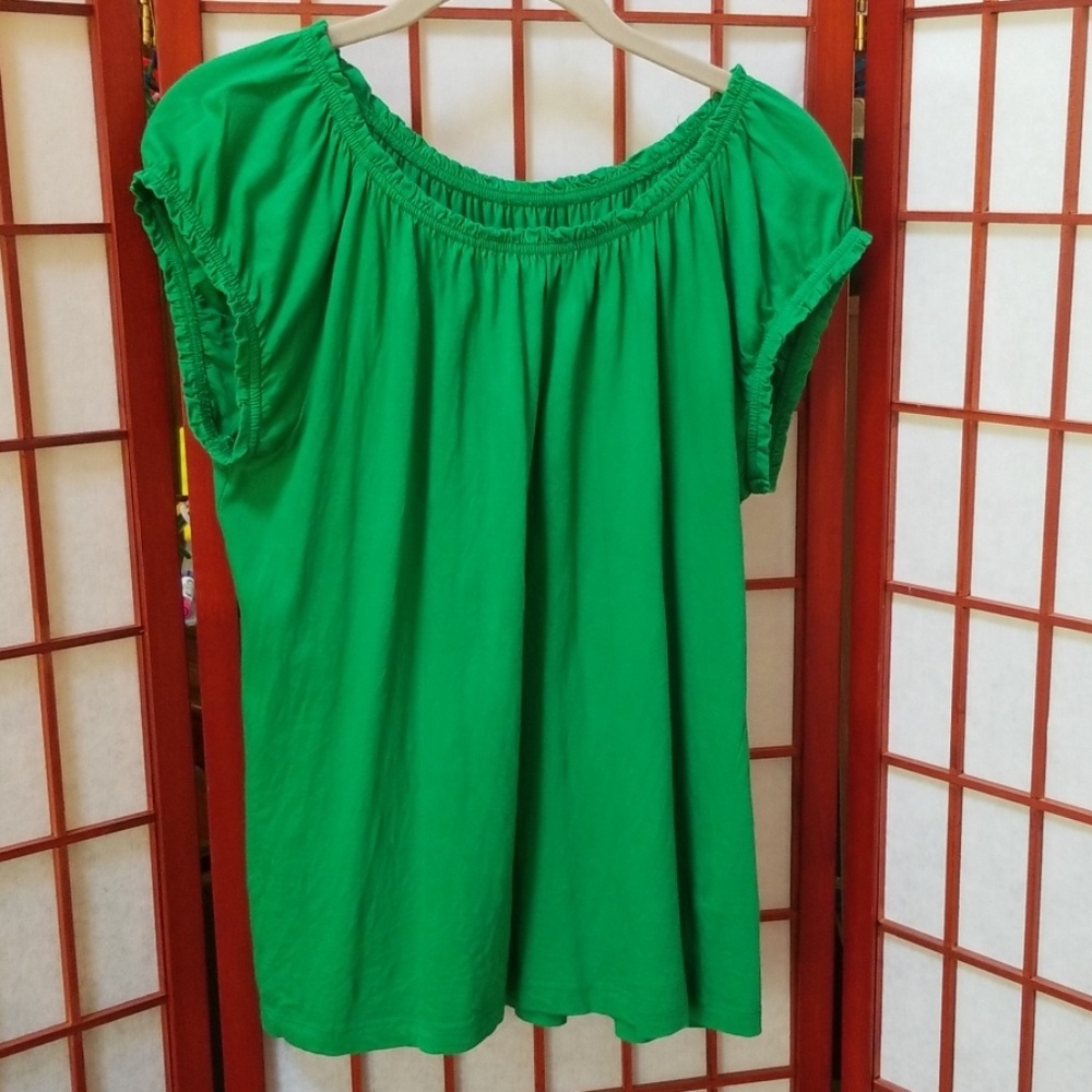 Green short sleeve shirt.